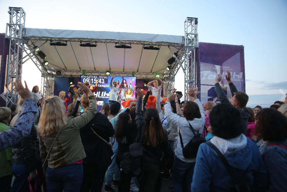 Танцы ТНТ на набережной в Перми