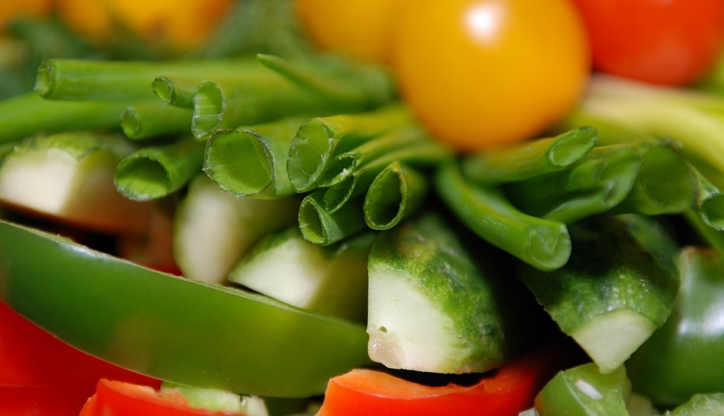 3 рецепта полезных салатов из сезонных овощей