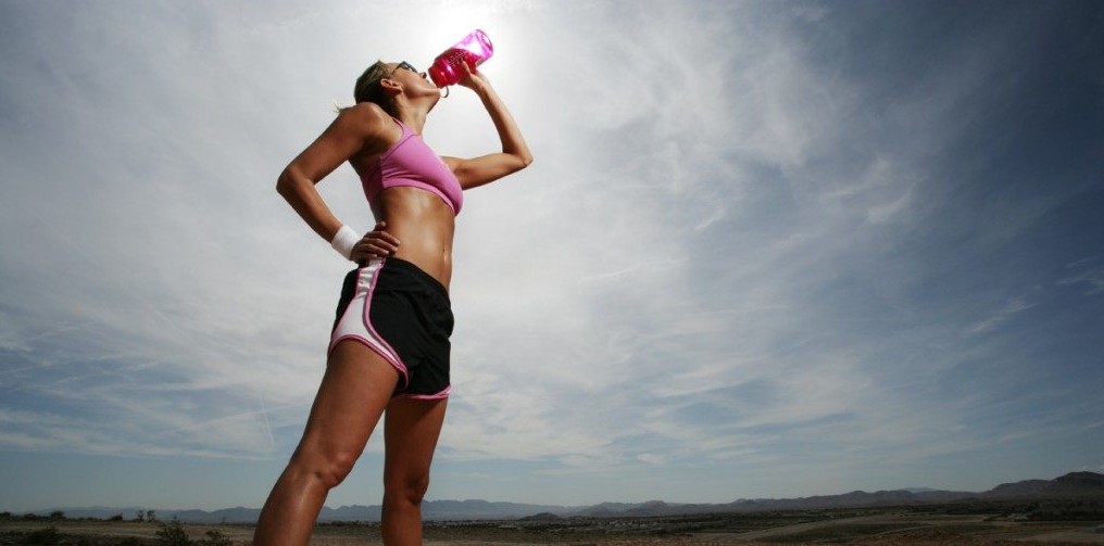 До, после или во время тренировки: когда лучше пить воду