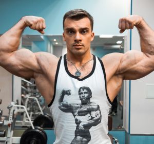 Стальное тело, сильный дух и вице-чемпионство по бодибилдингу - Максим Смирнов